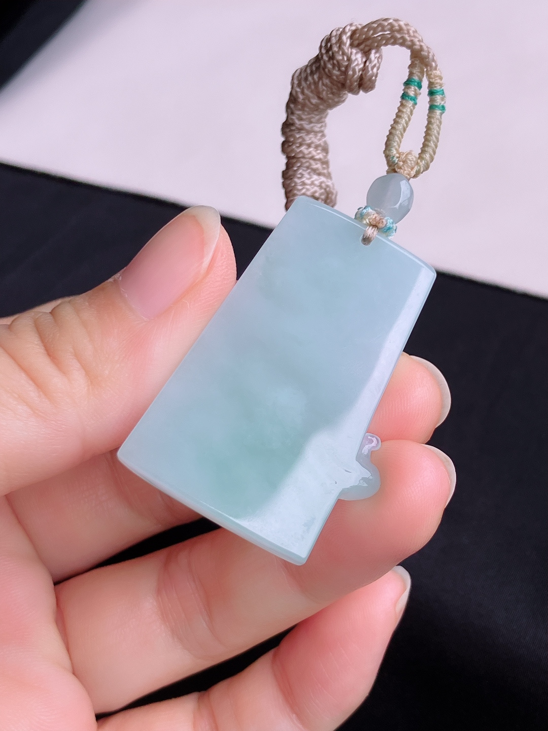 底色平安牌，简约时尚，尺寸43.6/28.8/5.3/自然光实拍