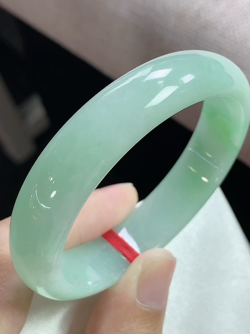 八号贵妃绿底手镯，水润，料子细腻，尺寸53.2-46.5-12.4-6.3mmq06dk88