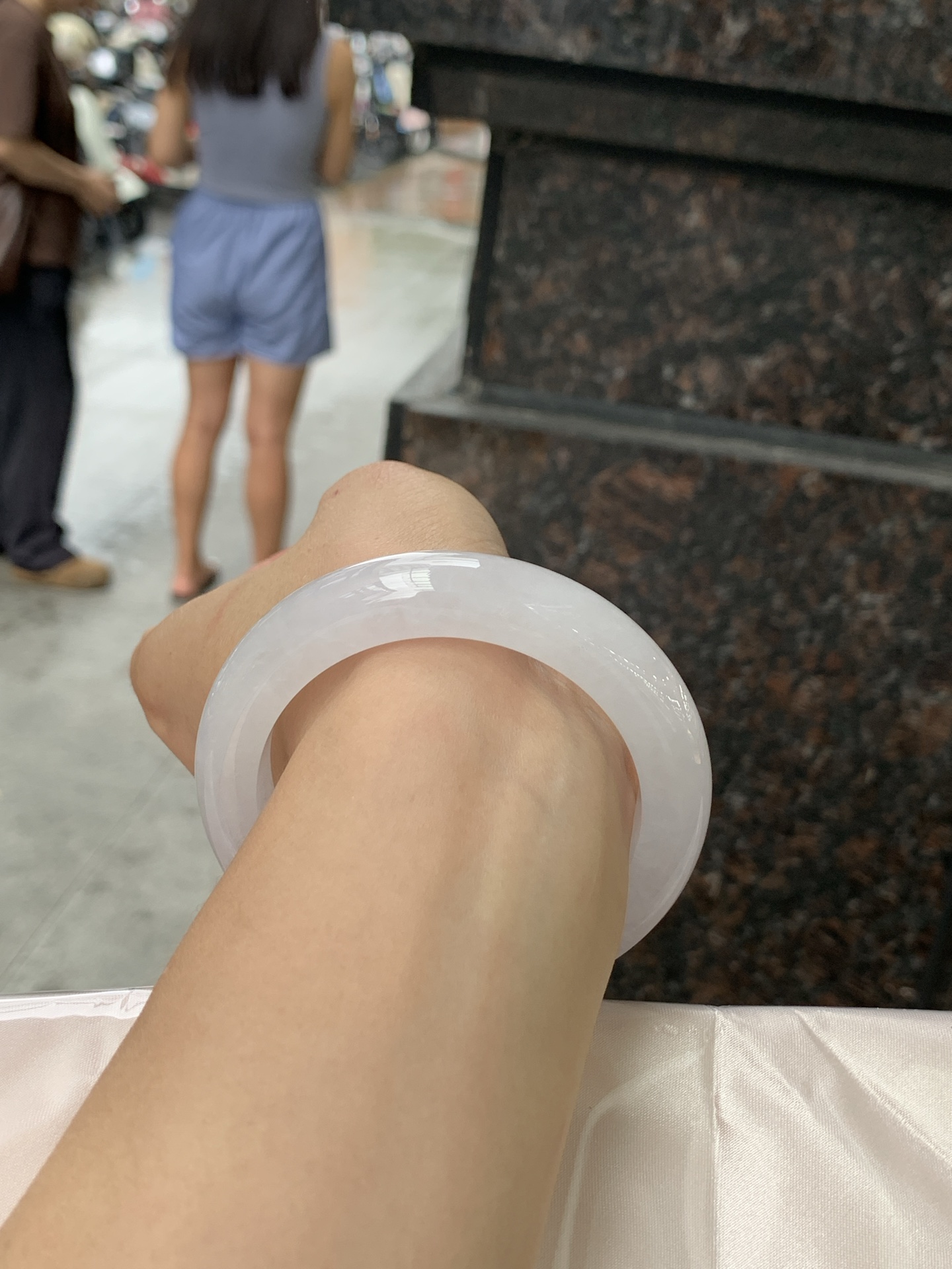白冰正圈 55.7-12-10 0706-N1158-3 打灯冰晶纹，底妆冰透胶润，一腕清透，简约清爽，不挑肤色年龄，给人一种清雅脱俗，天真纯美的感觉，真不愧是翡翠中的初恋