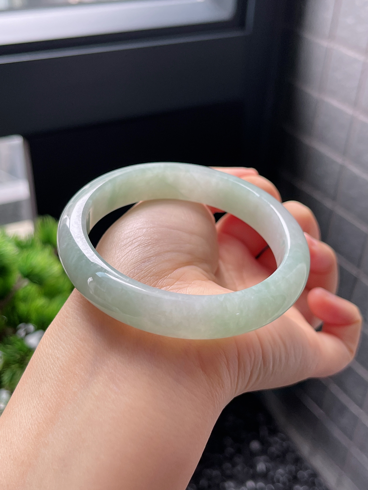 圈口56.6，糯化种浅绿色飘花翡翠正圈手镯
