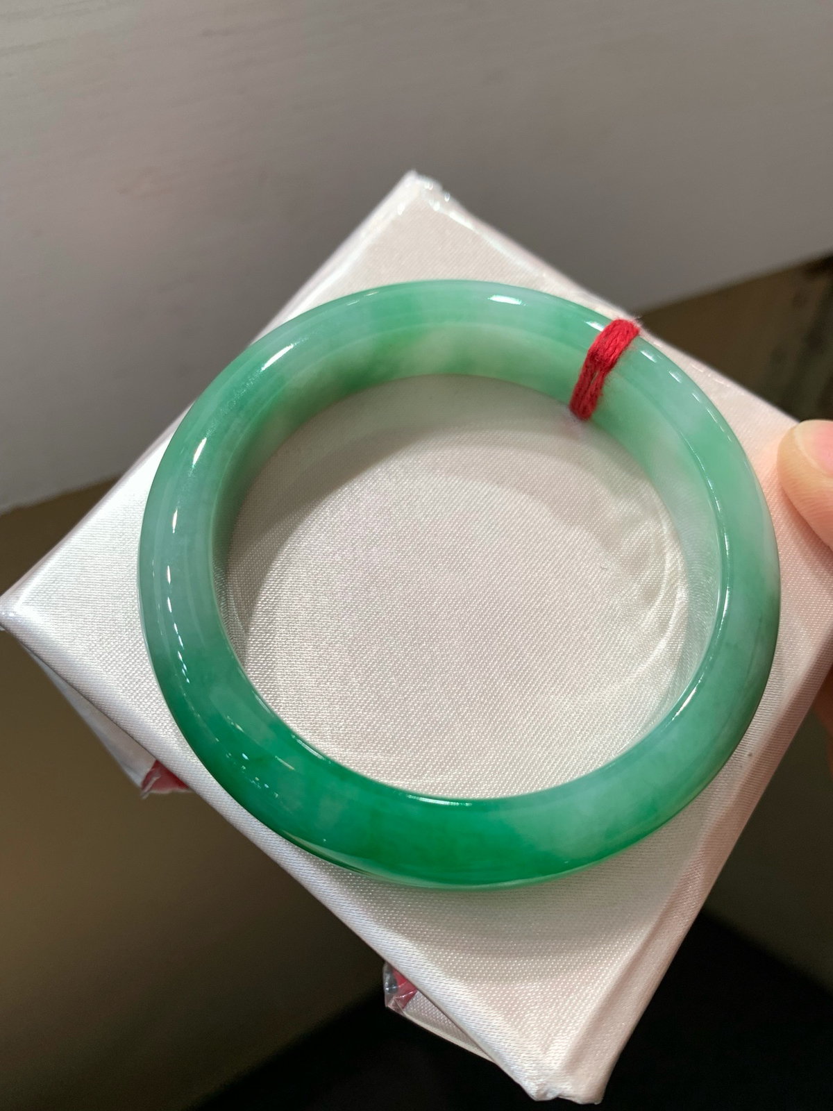 尺寸53.1/12.1/8.4，辣绿色手镯
水润细腻 色好 上手好看
