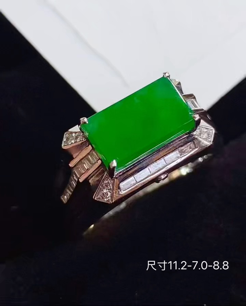 18k金+钻玻璃种阳绿马鞍戒指，饱满色满上档次，款式时尚百搭，性比高，无裂，11.2-7.0-8.8
