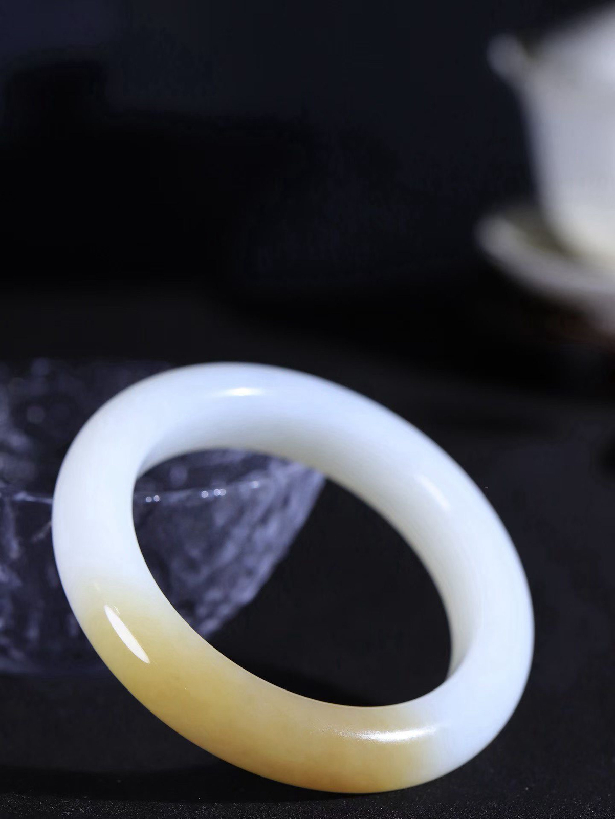 （温柔雅致.手镯）

精品️和田玉糖白玉手镯。镯型饱满，温润细腻，脂润沁香。️执一卷书，沏一盏茶，着一袭裙，戴一只镯。淡淡浅笺，素心若兰，静赏玉中诗画。悠悠岁月，芊手轻摘，盛满诗样芳华。重75.3克   内径56.5mm 尺寸14.2-10.6mm   FDA-99502721