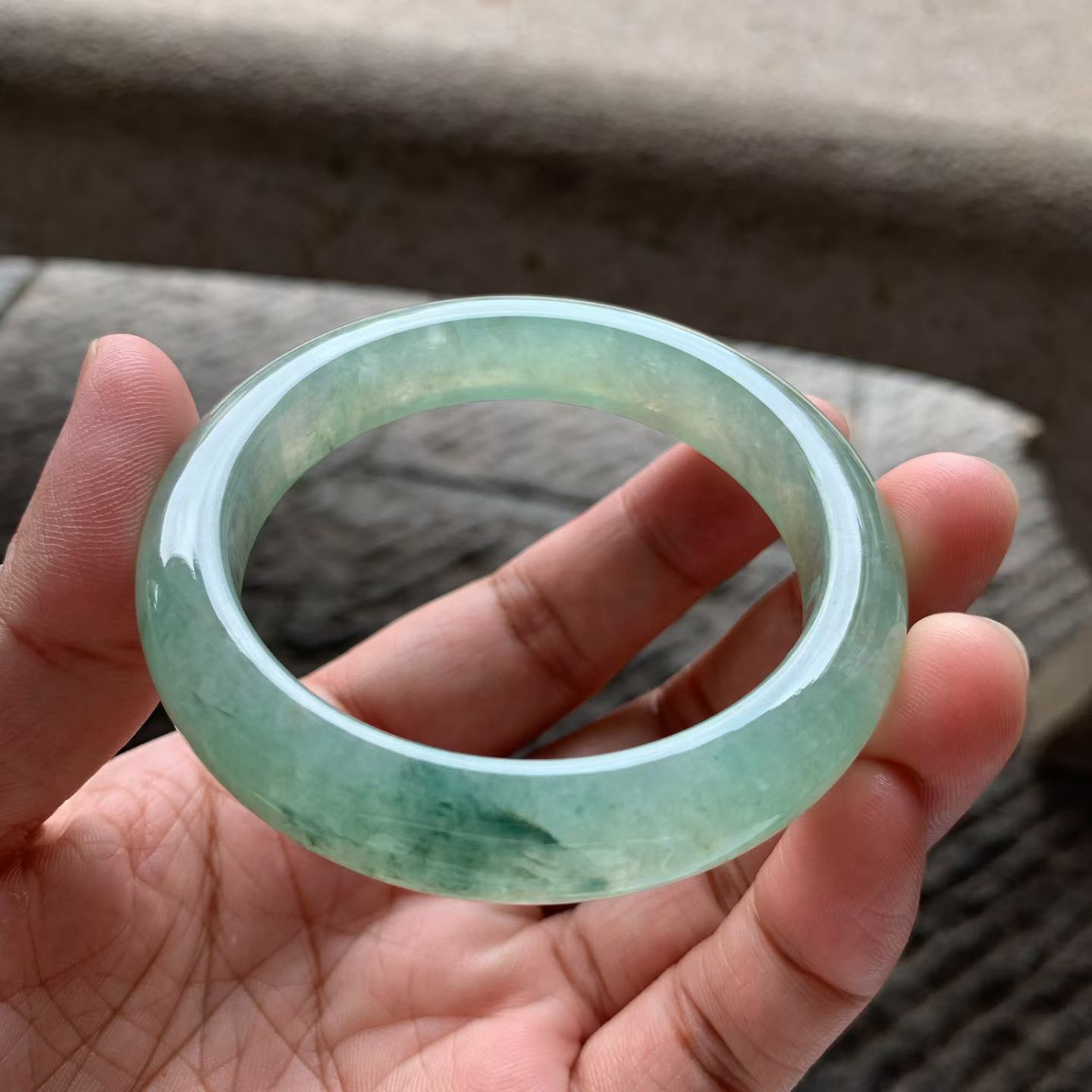 绿水底飘花正圈手镯尺寸54*11.5*8.5 老种通透，水润光泽，整圈绿水底，清透不闷，花色自然，