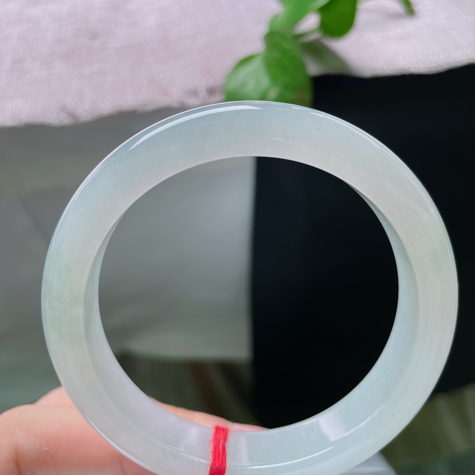 55.9/12.2/8.2，白月光正圈，完美，种老细腻，通体清透莹白，水光柔和澄澈，以纯粹玉质诠释素