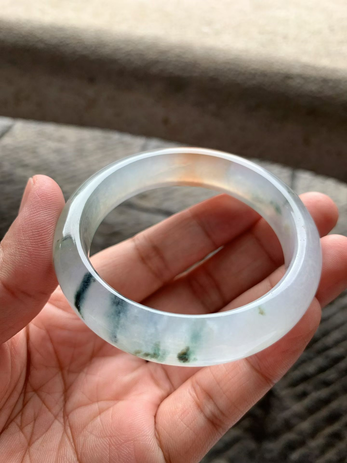 特色红翡飘花正圈手镯尺寸53.5*13*8.2 老种冰透，清润水足，胶润无比，一抹红翡色泽温润柔和