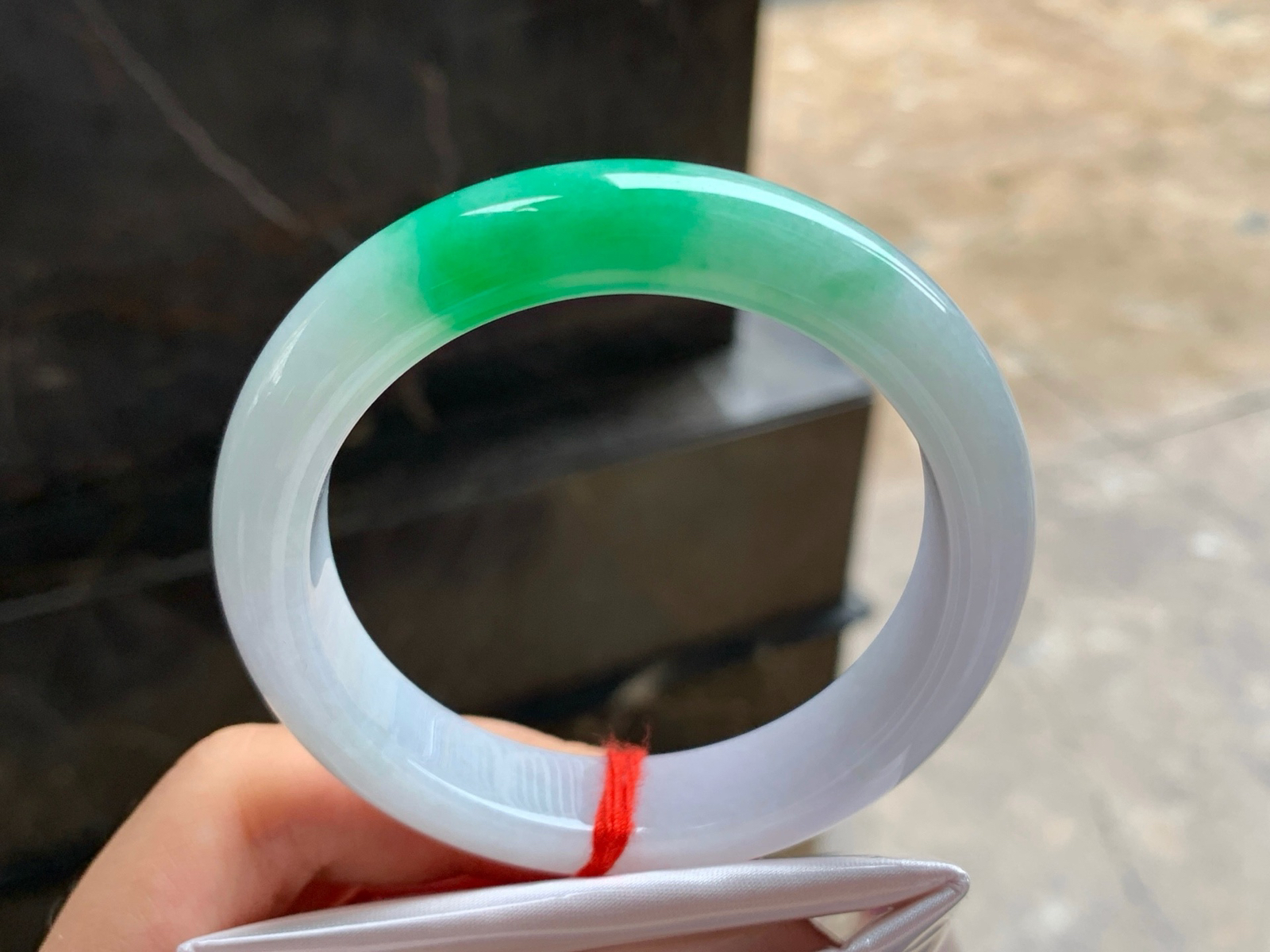 55-12.5-8.9
绿色手镯^_^颜色好看 细腻 白底青