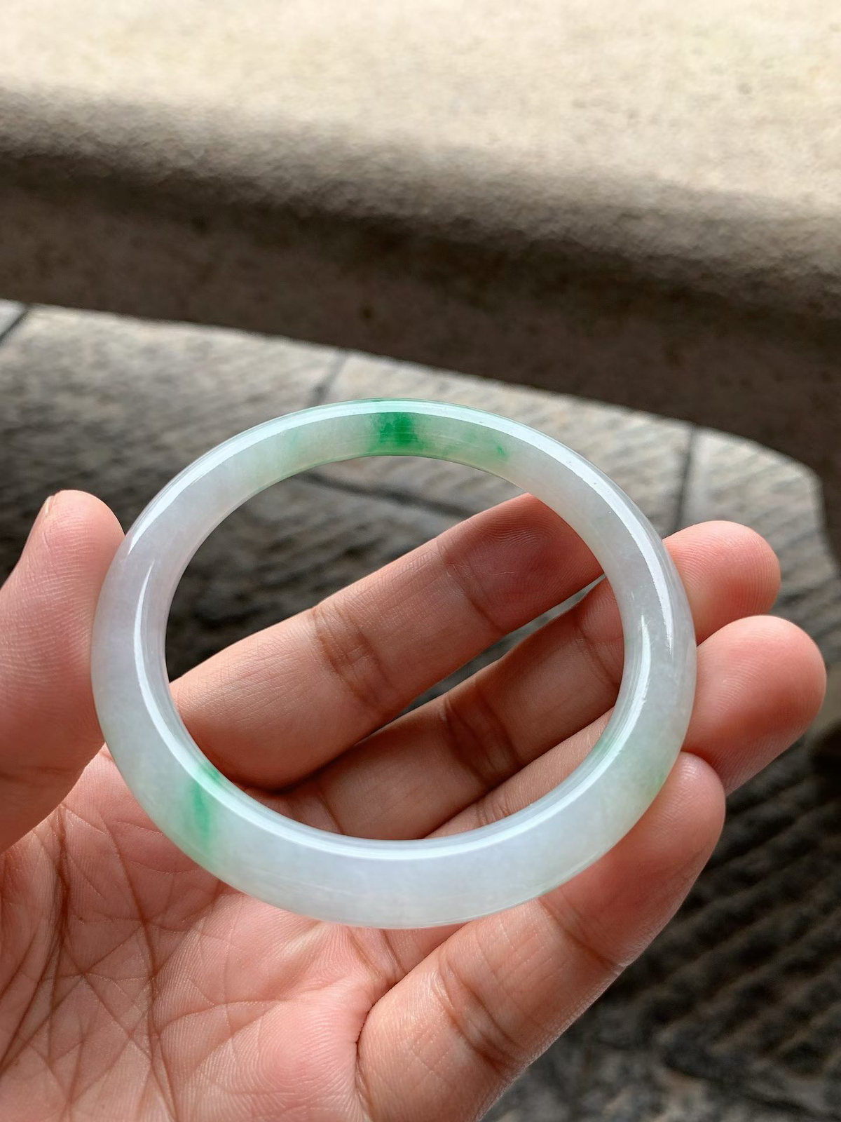 飘阳绿圆条手镯尺寸52*7.5*8 种质细腻，釉洁水润，底子清爽，几抹翠色灵动，绚丽夺目！