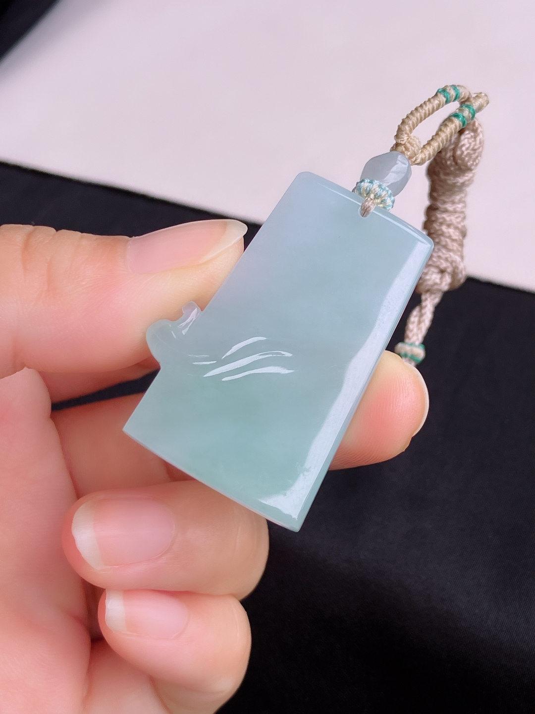 底色平安牌，简约时尚，尺寸43.6/28.8/5.3/自然光实拍