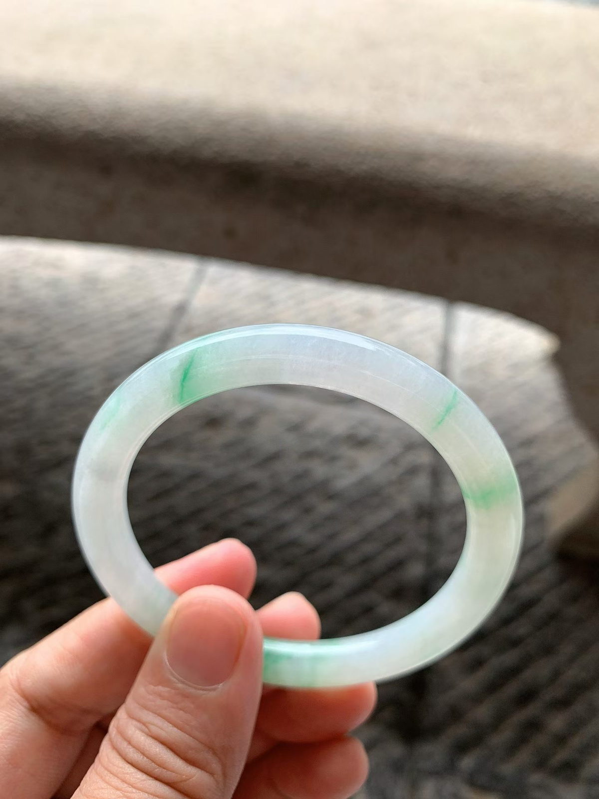 飘阳绿圆条手镯尺寸52*7.5*8 种质细腻，釉洁水润，底子清爽，几抹翠色灵动，绚丽夺目！