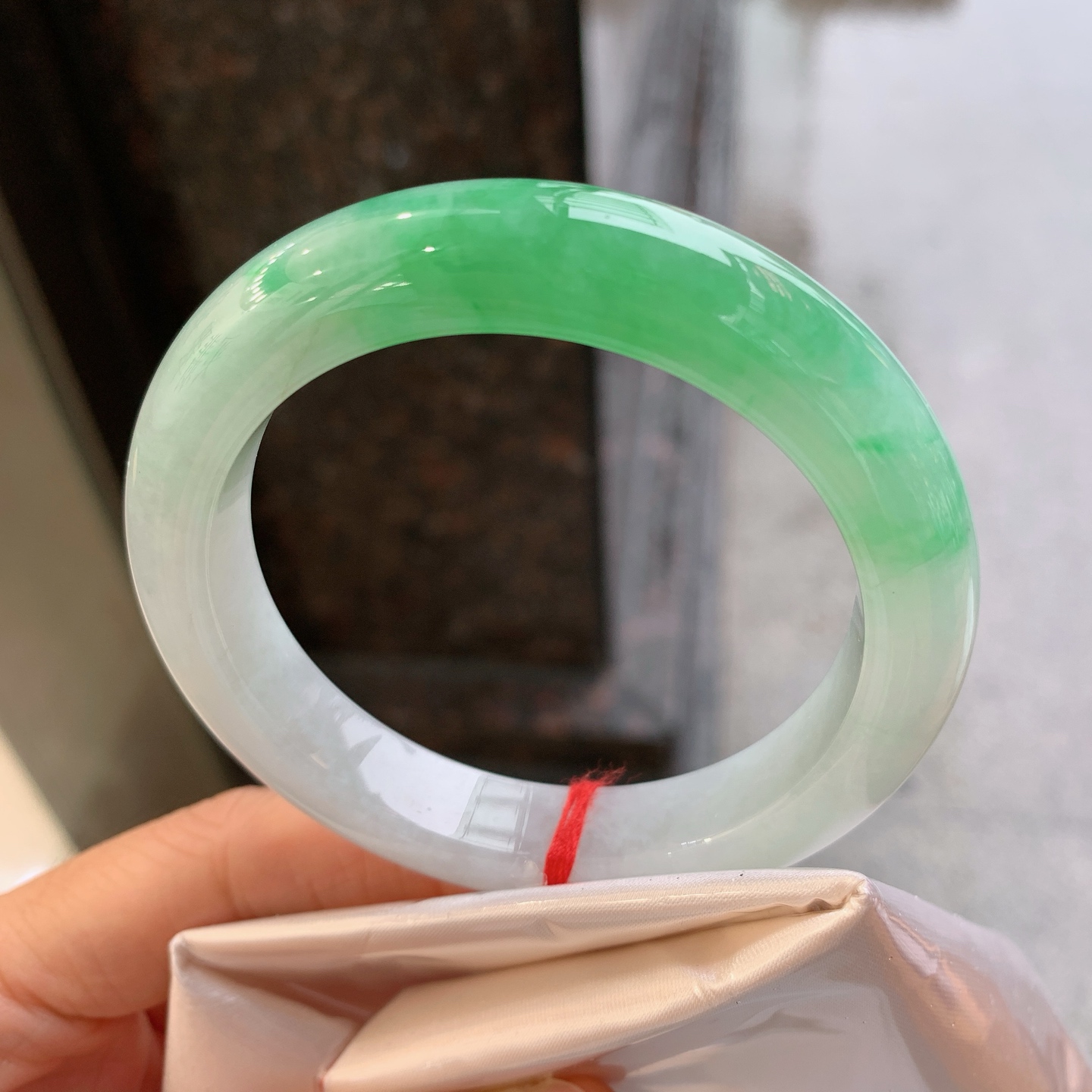 正圈飘绿 表皮微瑕疵微扣 尺寸：53.8/11.2/9.5 色好