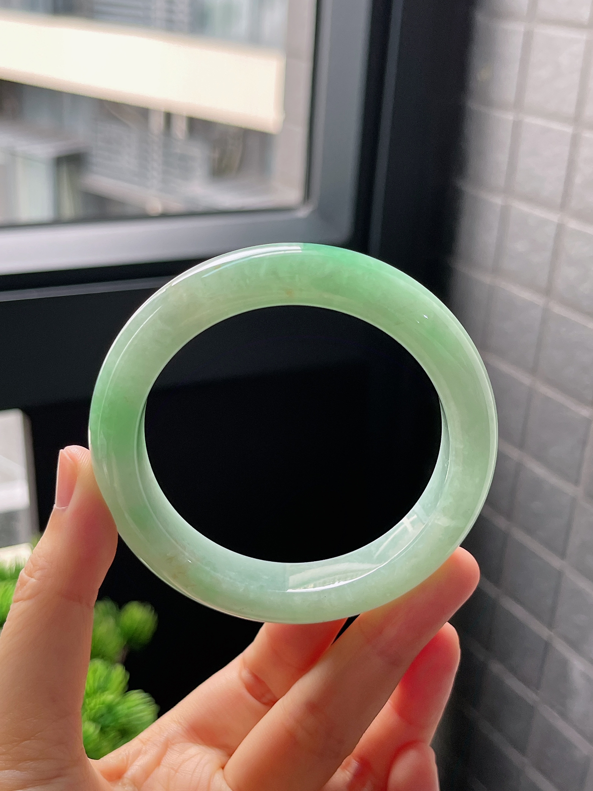 圈口55.4，糯化种果绿底翡翠正圈手镯