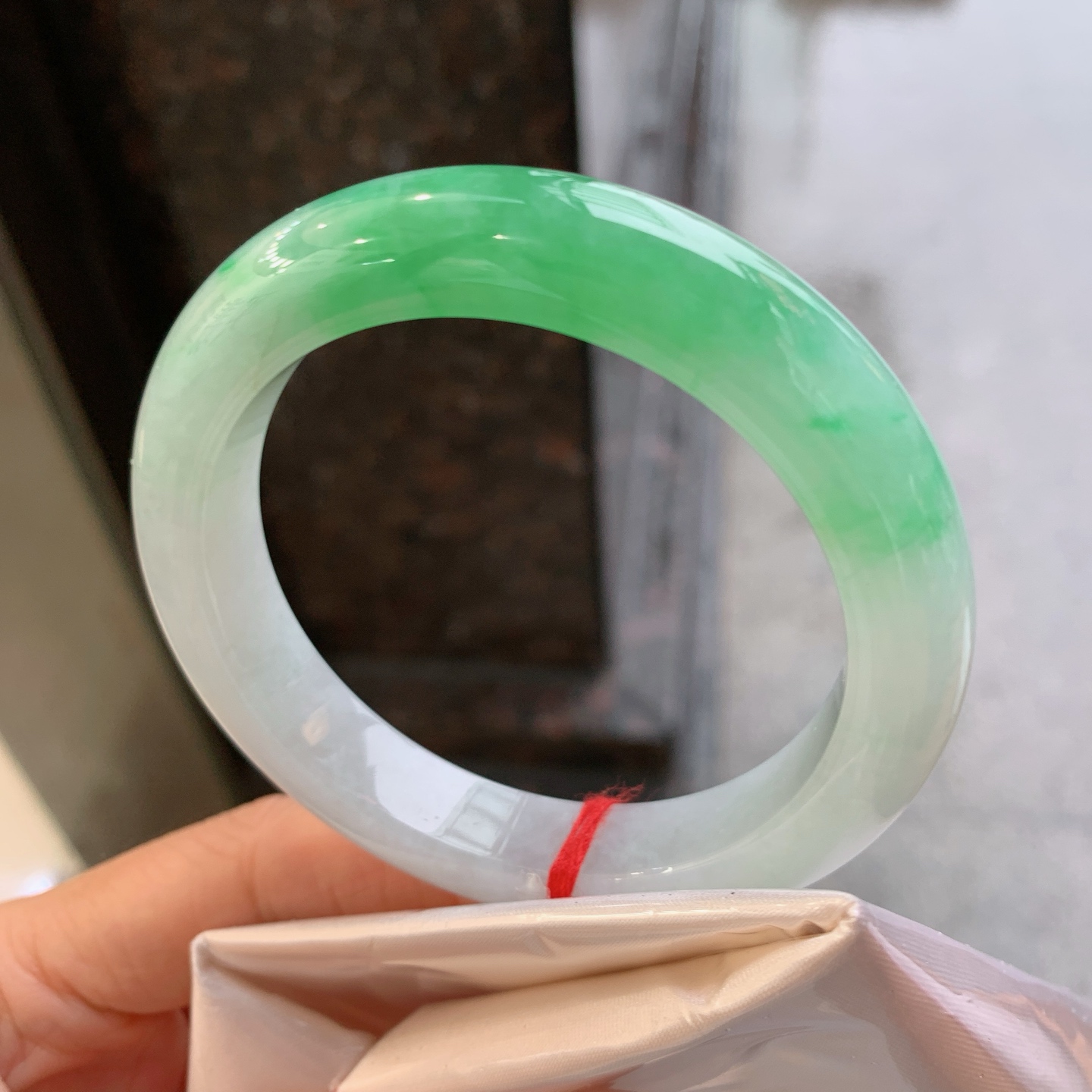 正圈飘绿 表皮微瑕疵微扣 尺寸：53.8/11.2/9.5 色好