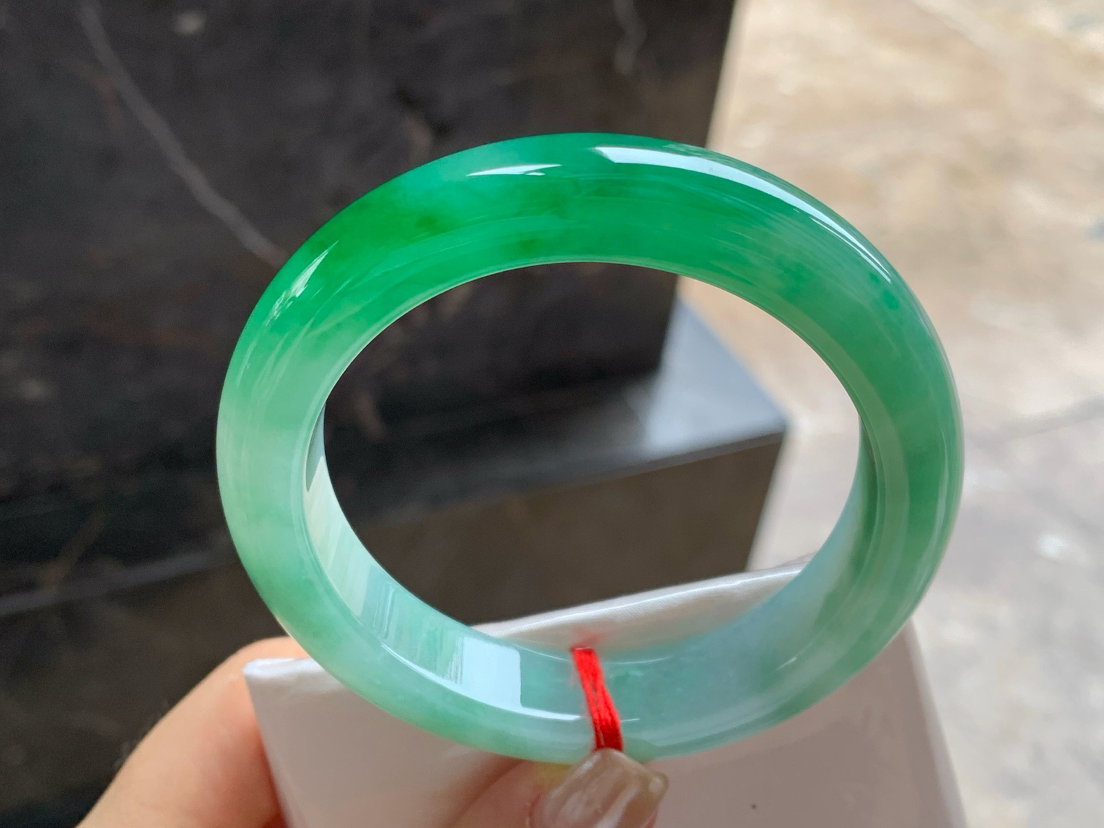 55.5-12.2-9.2
辣绿色手镯^_^有种有色 绿色浓郁大气