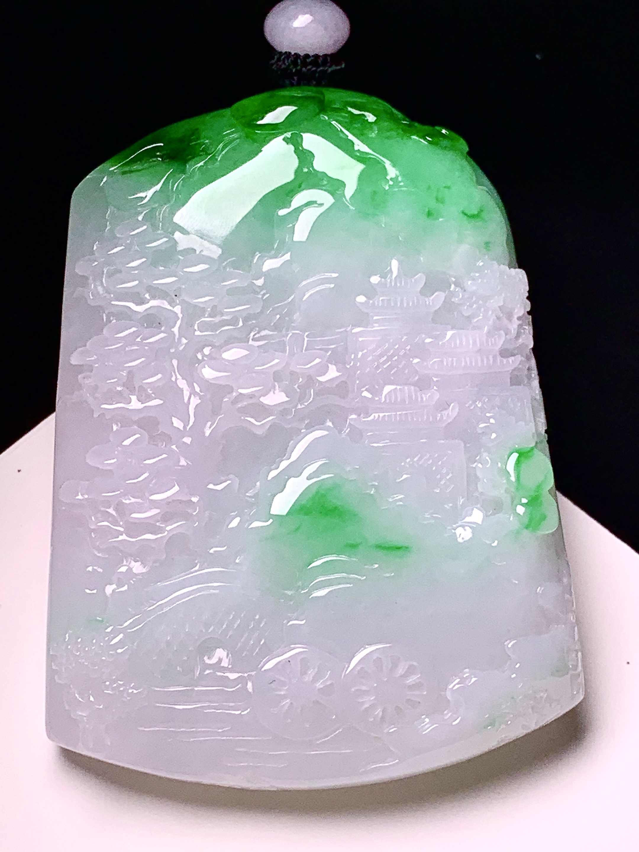 飘绿山水牌子吊坠 玉质细腻 色泽艳丽清新 整体尺寸58.3*41.6*8.8 w1