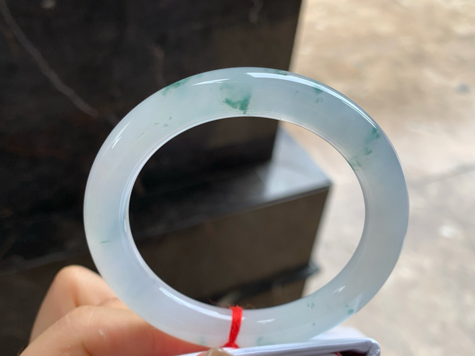 54-10
冰种飘花圆条手镯^_^种水好  飘花点缀