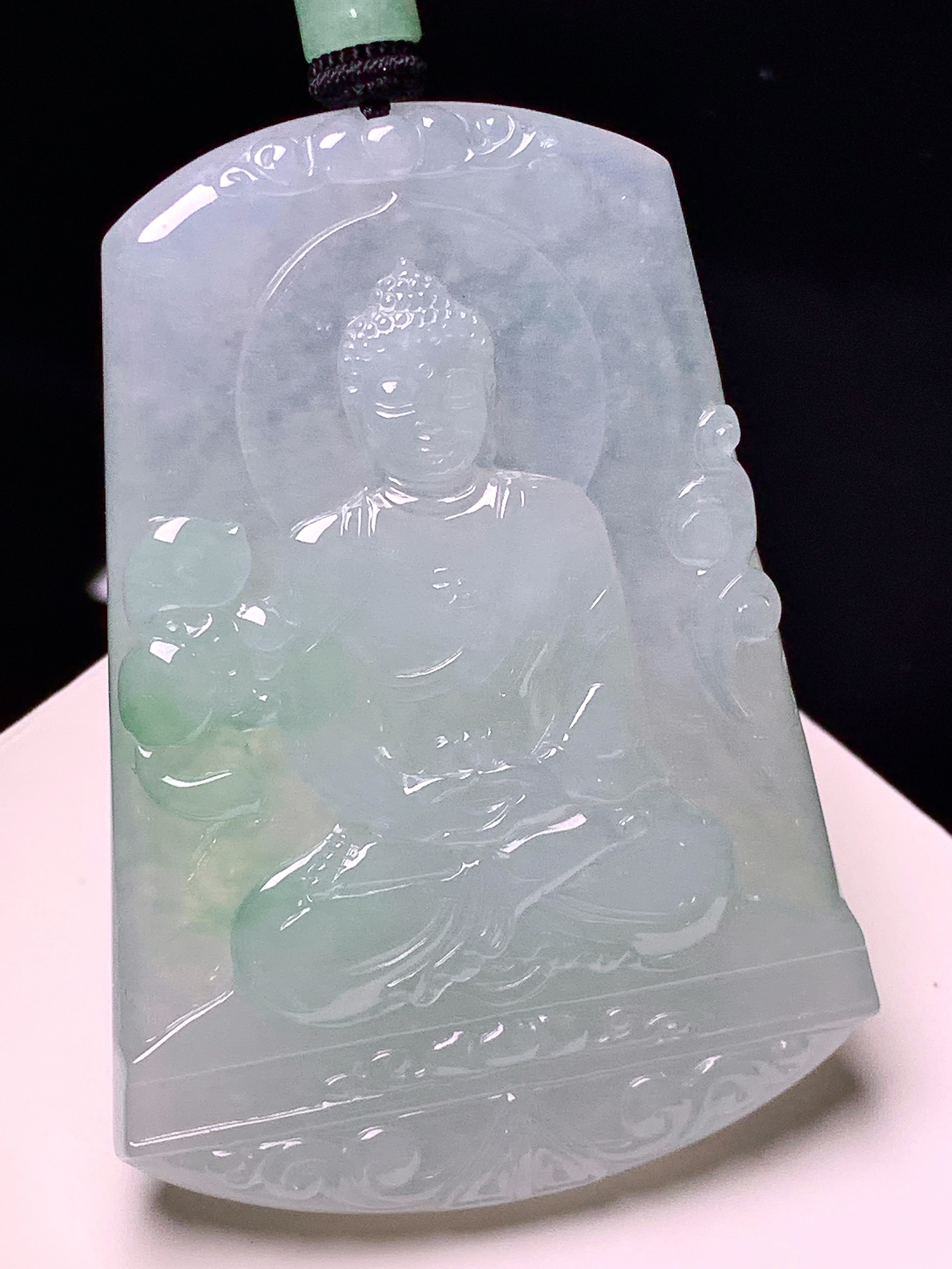 冰飘绿大日如来吊坠 玉质细腻 色泽艳丽清新 整体尺寸60.5*43*5.6 a2