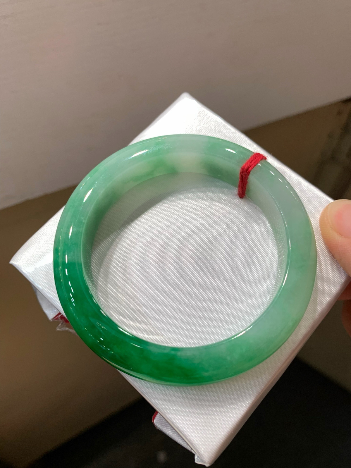 尺寸53.1/12.4/9.1，辣绿手镯
颜色漂亮 有种有色