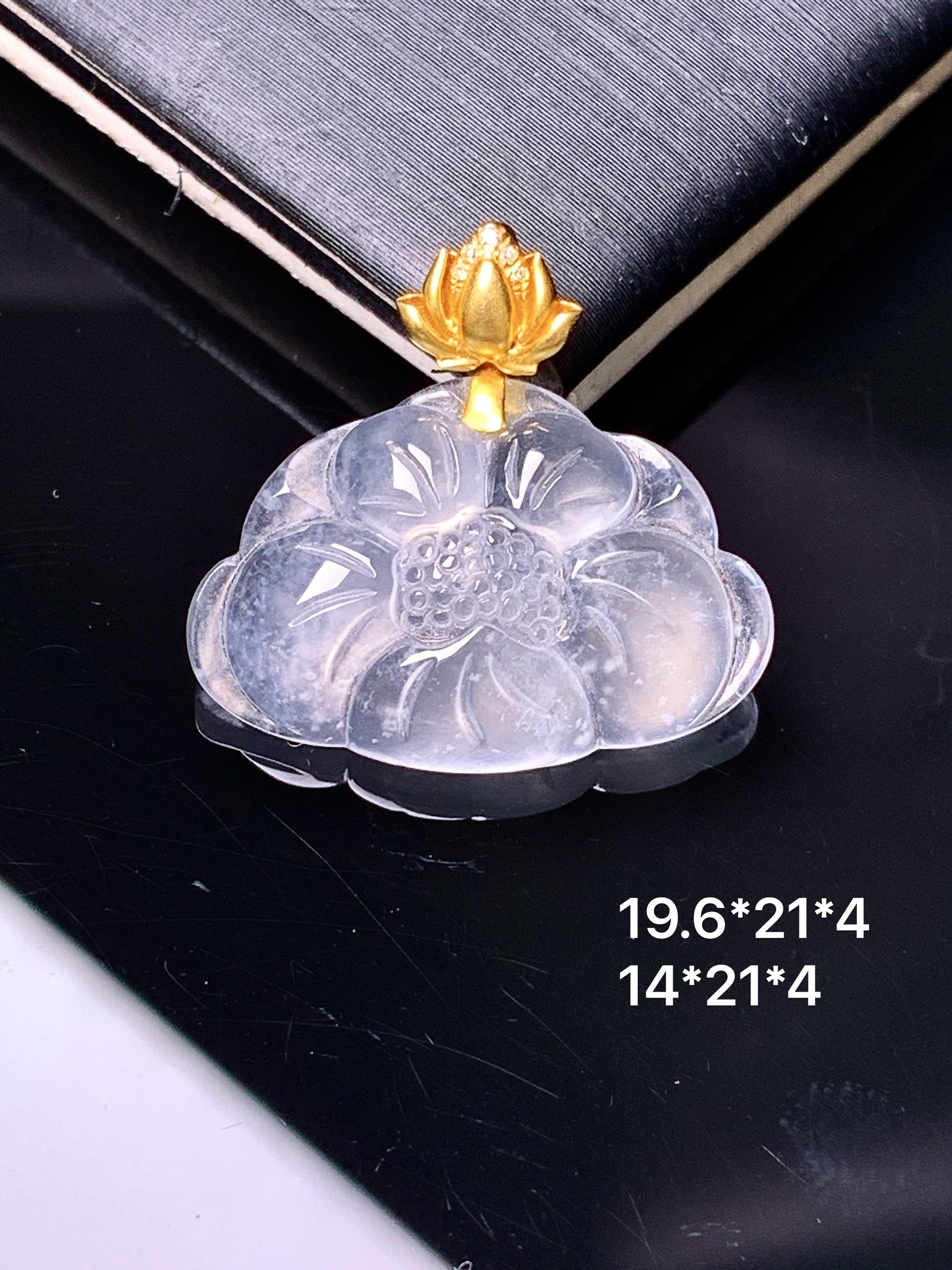 18k金镶嵌冰种莲花吊坠 玉质细腻 色泽艳丽清新 整体尺寸19.6*21*4 d4