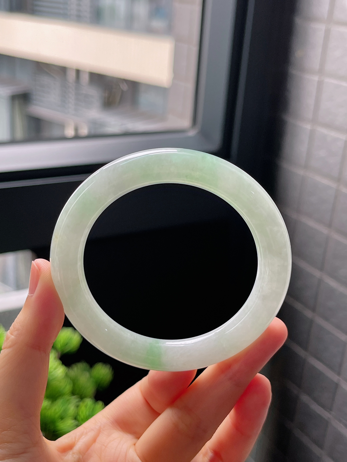 圈口54，冰糯种浅绿色飘花翡翠手镯