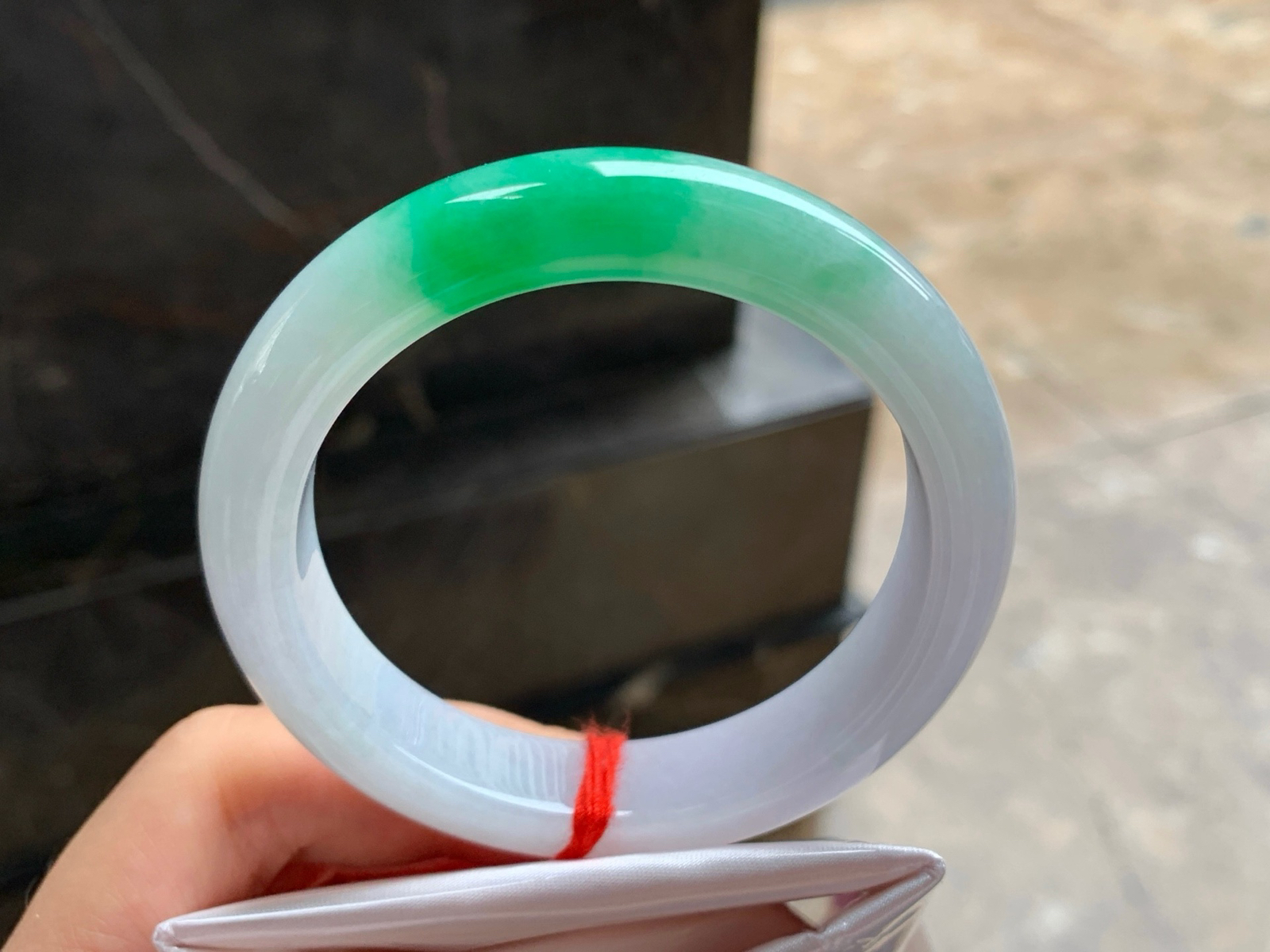 55-12.5-8.9
绿色手镯^_^颜色好看 细腻 白底青