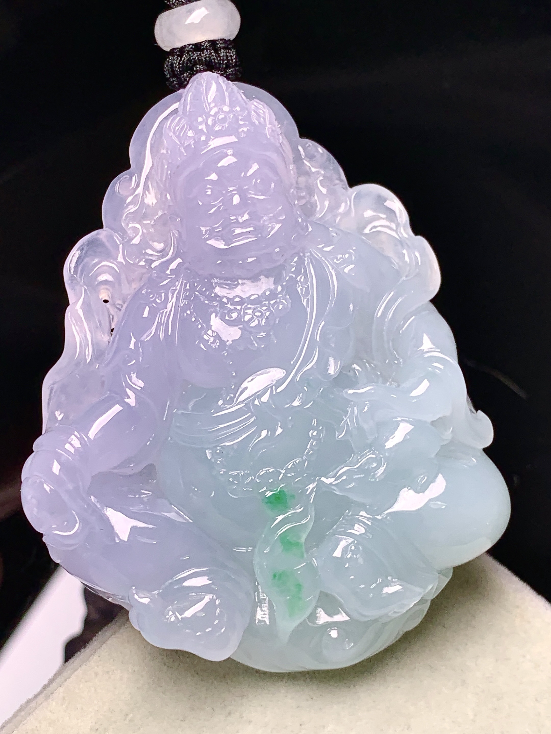 飘绿黄财神吊坠 玉质细腻 色泽艳丽清新 整体尺寸51.5*41*12 a5