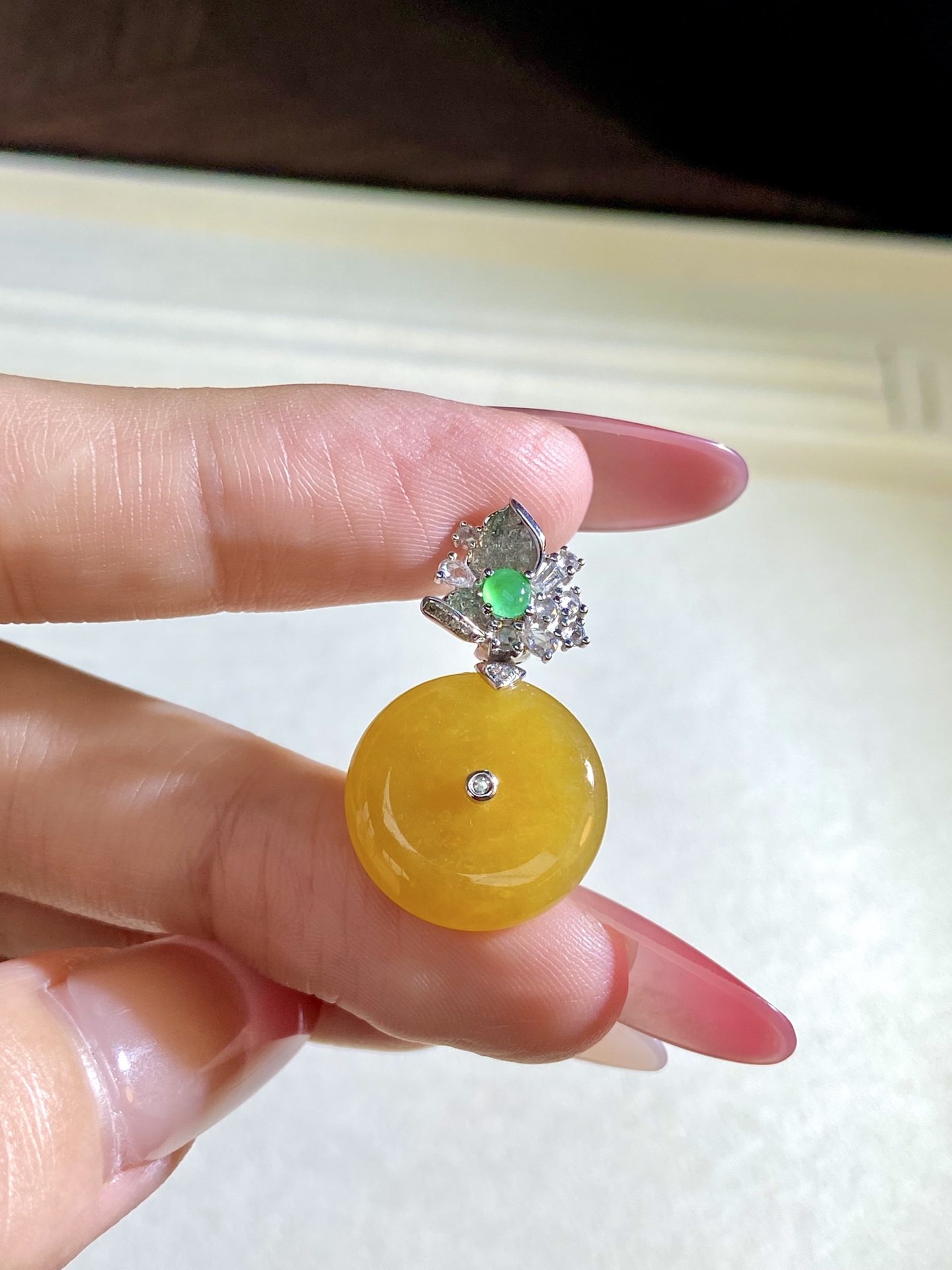 冰种黄翡平安扣吊坠，温润又贵气，简约，日常戴 醒目又明艳：27.8，裸石：16.5-5.2mm，无裂