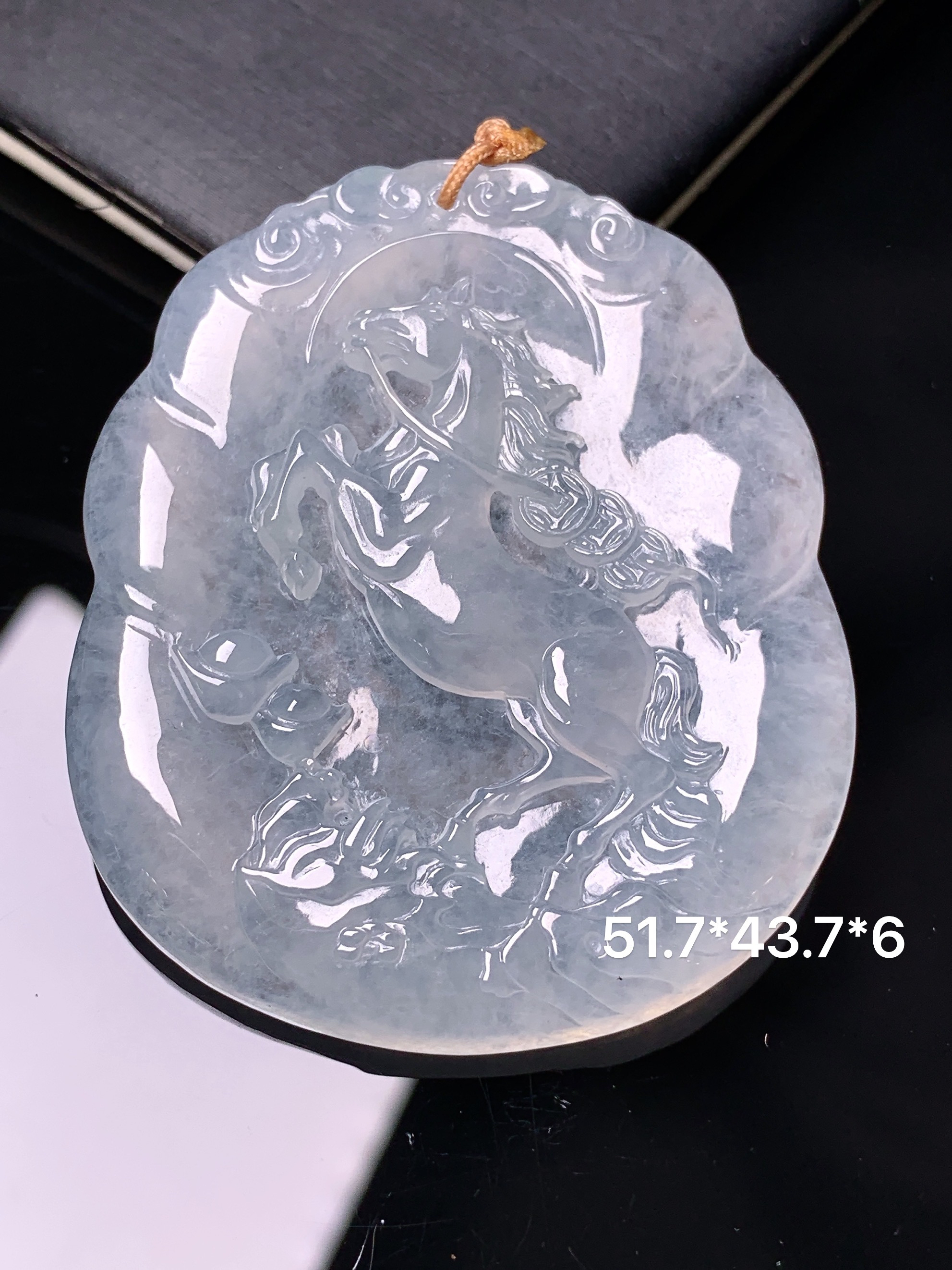 冰种生肖马吊坠 玉质细腻 色泽艳丽清新 整体尺寸51.7*43.7*6 b2
