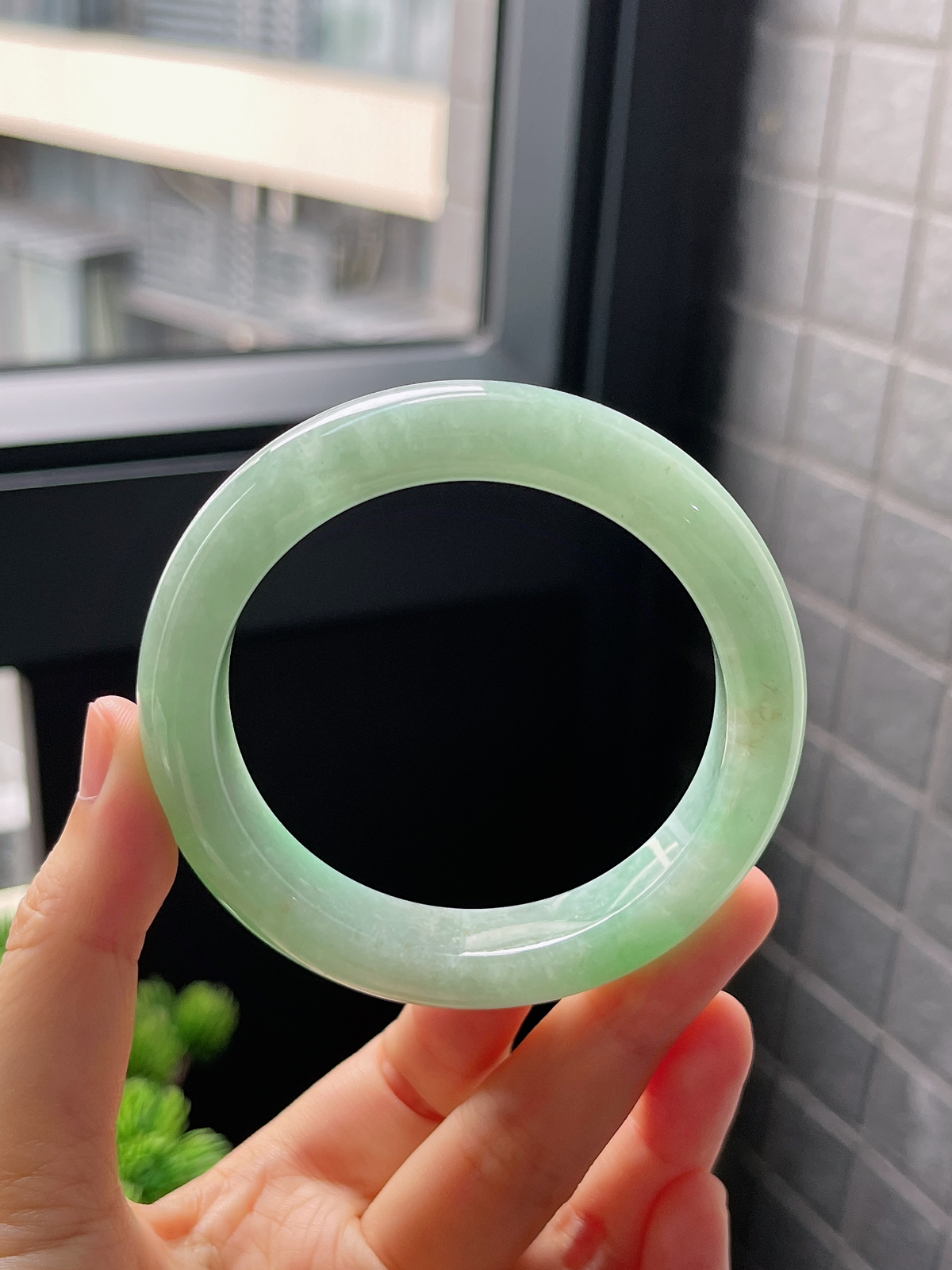 圈口55.4，糯化种果绿底翡翠正圈手镯