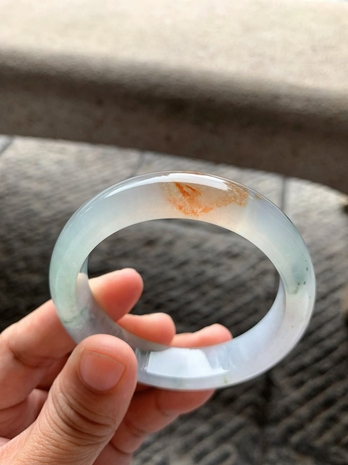 特色红翡飘花正圈手镯尺寸53.5*13*8.2 老种冰透，清润水足，胶润无比，一抹红翡色泽温润柔和，花色灵动飘逸，韵味十足，微细纹！