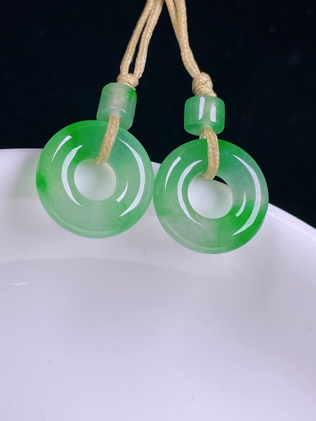 ️冰绿耳坠，老种起光 ，细底通透，尺寸：12.6/3.4mm0706
