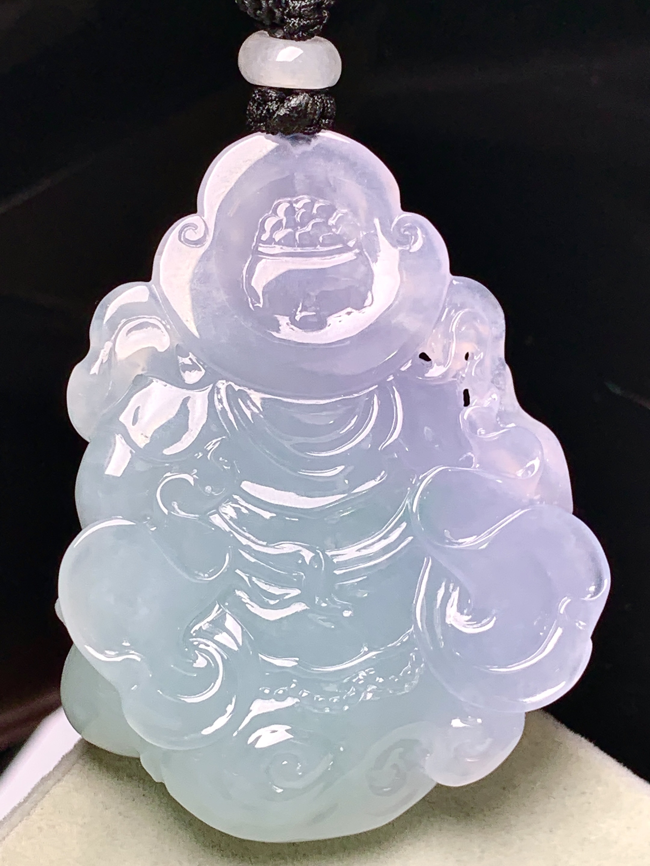 飘绿黄财神吊坠 玉质细腻 色泽艳丽清新 整体尺寸51.5*41*12 a5