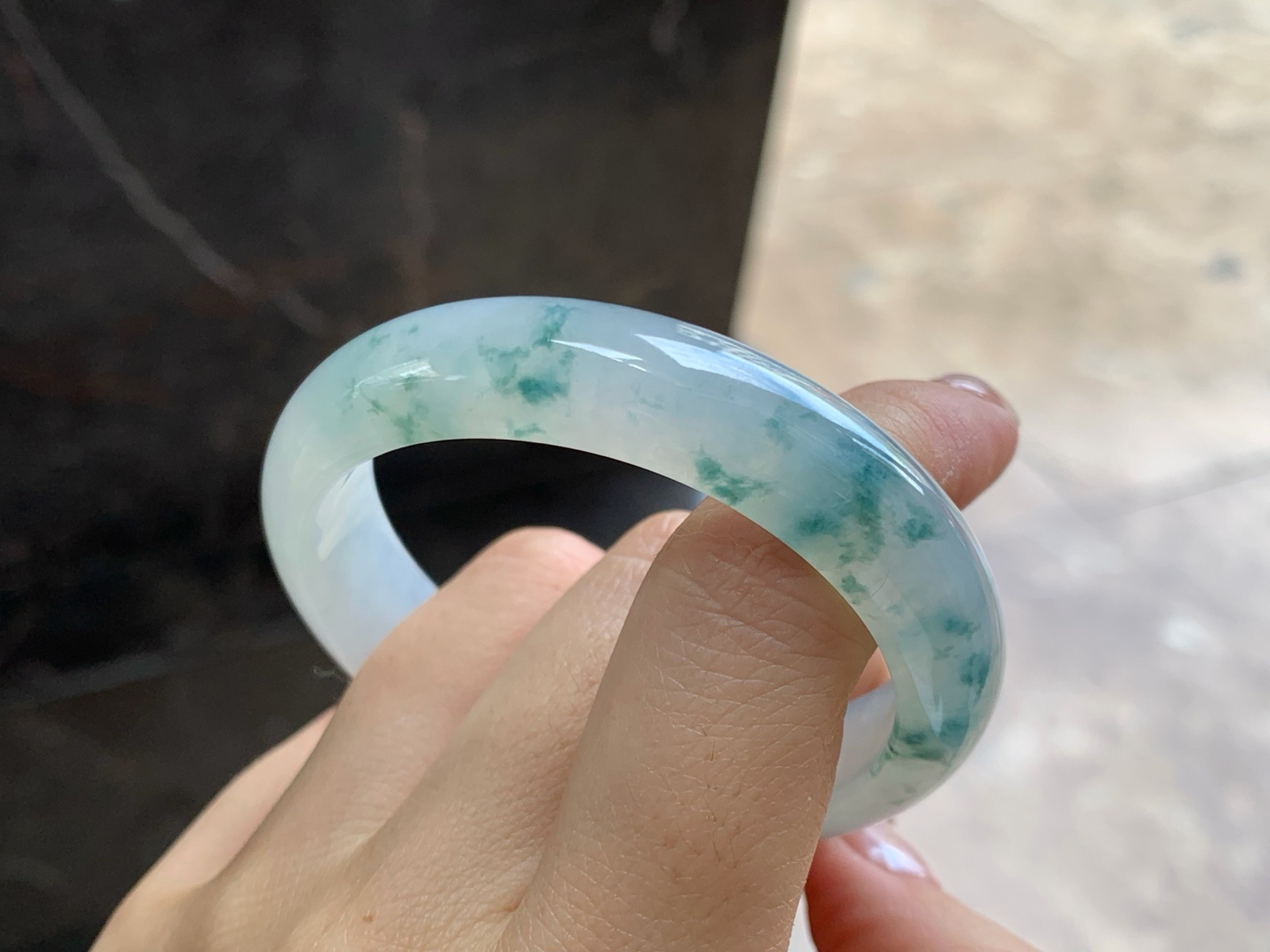 52.4-12.3-7.1
冰飘花贵妃镯^_^种水好 正圈50可以戴