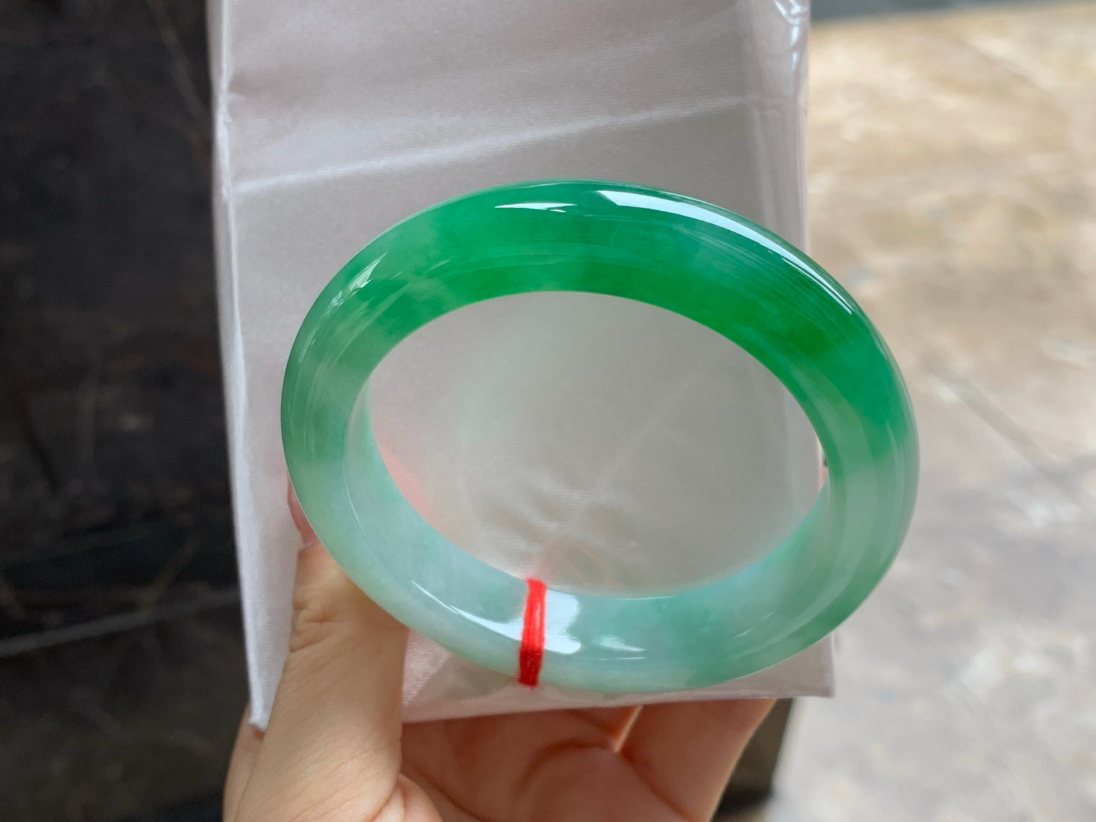 55.5-12.2-9.2
辣绿色手镯^_^有种有色 绿色浓郁大气