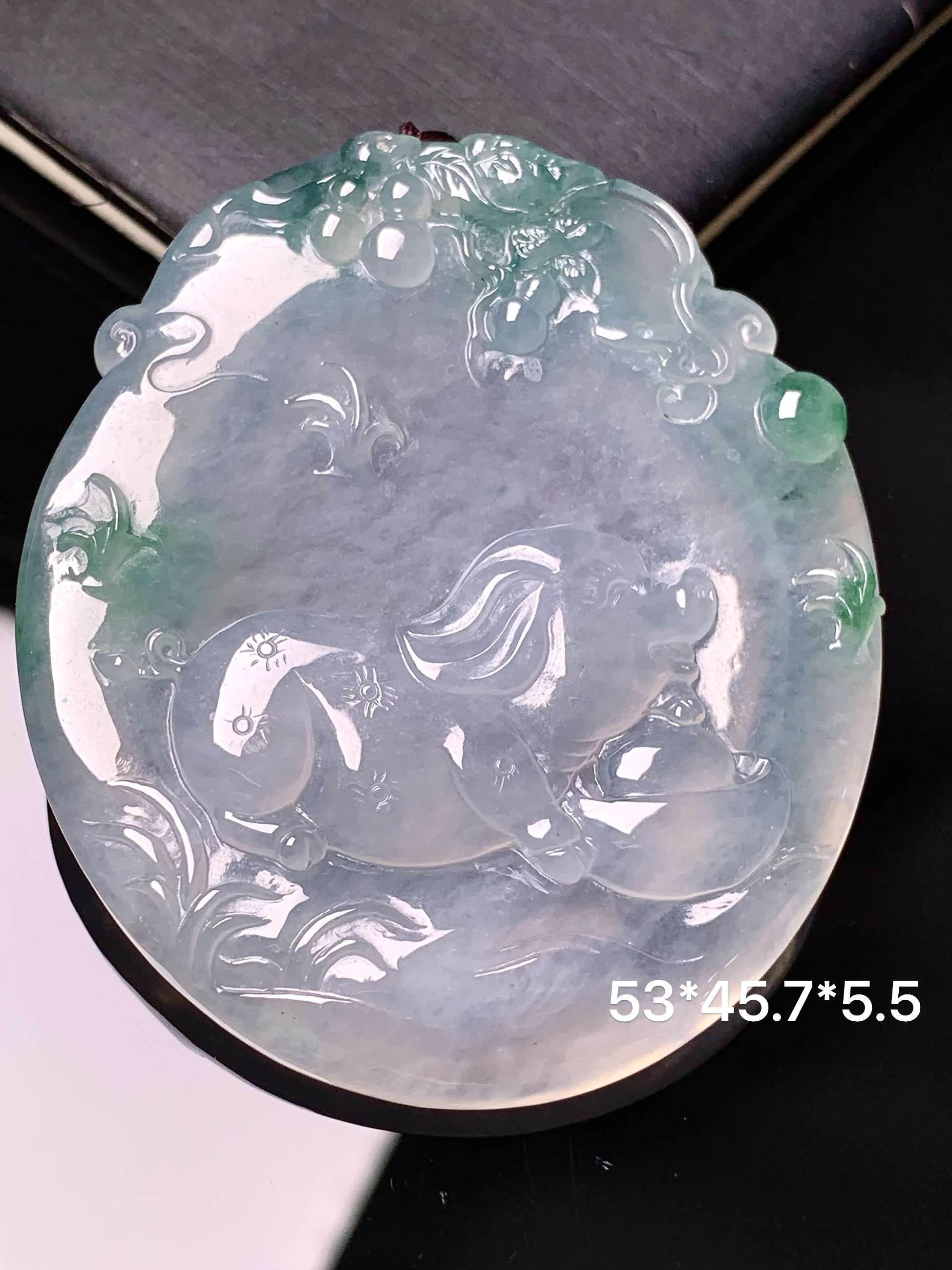 飘绿生肖猪吊坠 玉质细腻 色泽艳丽清新 整体尺寸53*45.7*5.5 b2
