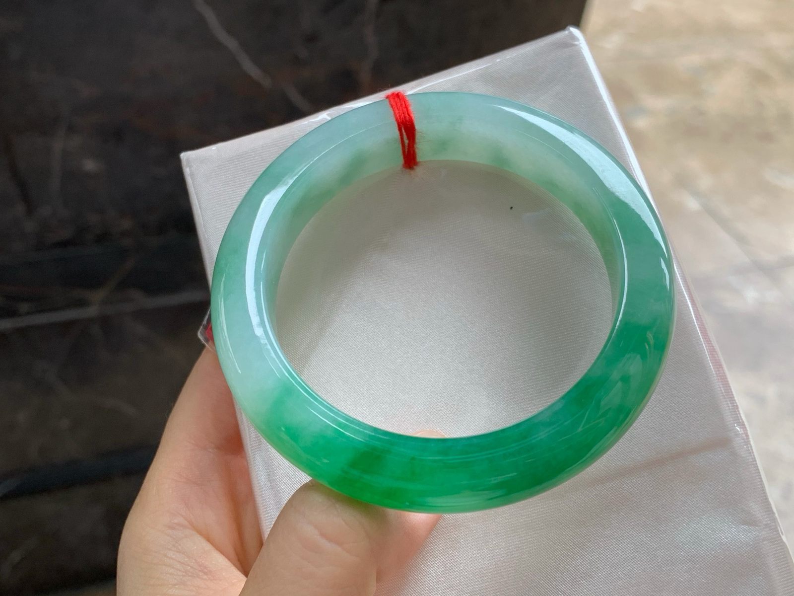 55.5-12.2-9.2
辣绿色手镯^_^有种有色 绿色浓郁大气