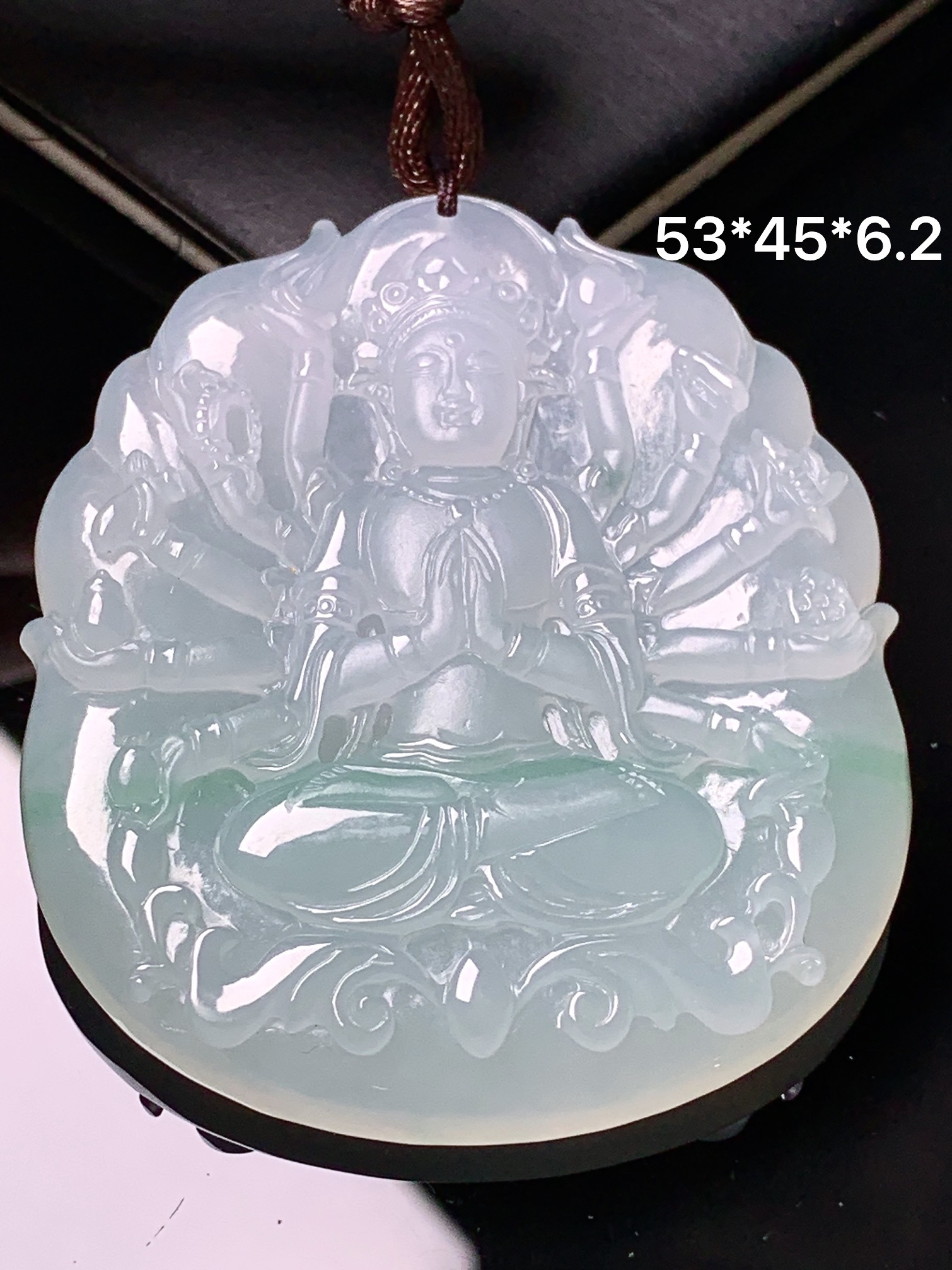 飘绿千手观音菩萨吊坠 玉质细腻 色泽艳丽清新 整体尺寸53*45*6.2 b2