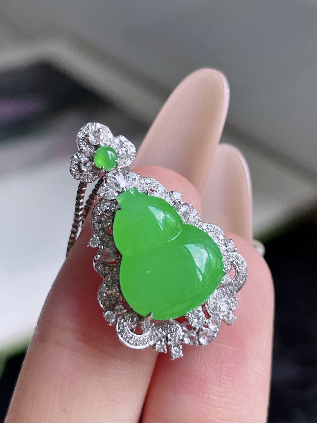 ️ 冰阳绿葫芦 色泽艳丽 种老起光 18k金镶嵌 整体 27.5/16.8/8.9 裸石 14.5/11.6