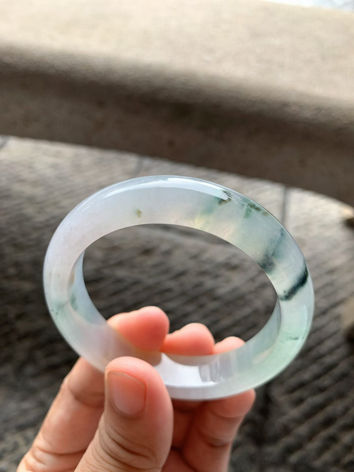 特色红翡飘花正圈手镯尺寸53.5*13*8.2 老种冰透，清润水足，胶润无比，一抹红翡色泽温润柔和，花色灵动飘逸，韵味十足，微细纹！