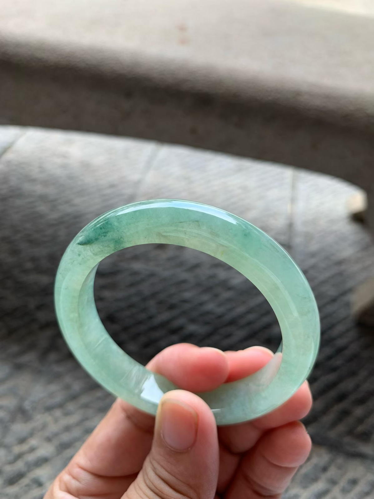 绿水底飘花正圈手镯尺寸54*11.5*8.5 老种通透，水润光泽，整圈绿水底，清透不闷，花色自然，灵动飘逸！