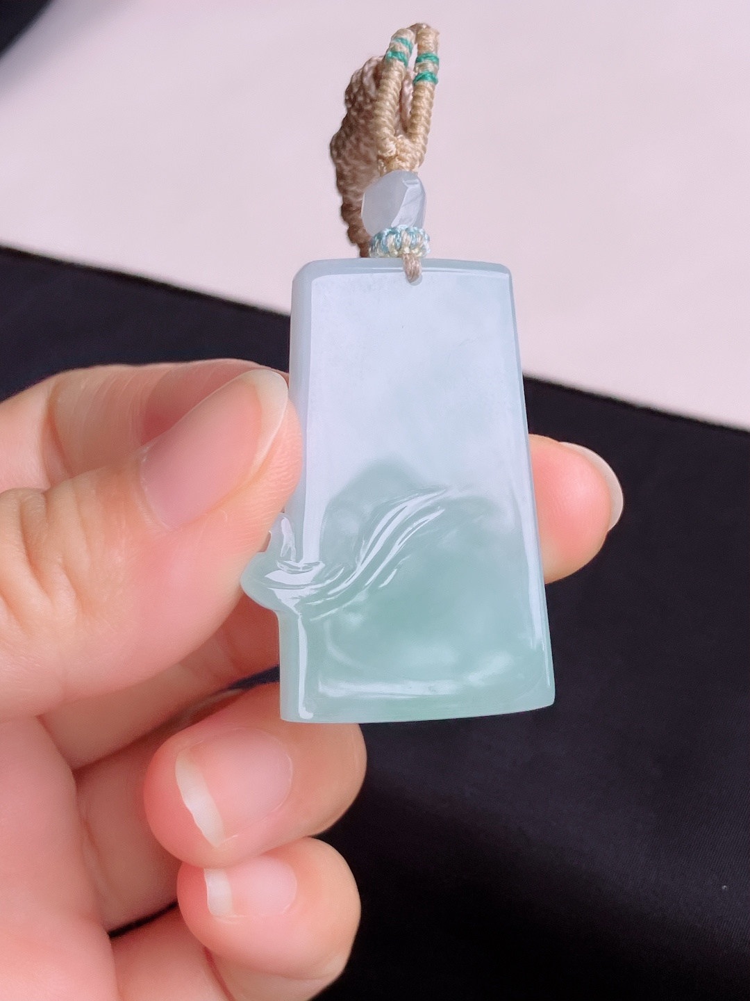 底色平安牌，简约时尚，尺寸43.6/28.8/5.3/自然光实拍