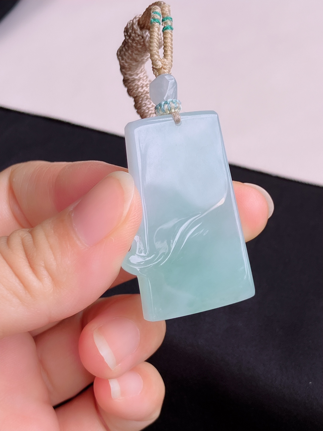 底色平安牌，简约时尚，尺寸43.6/28.8/5.3/自然光实拍