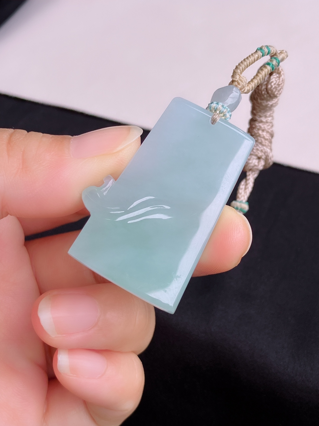 底色平安牌，简约时尚，尺寸43.6/28.8/5.3/自然光实拍