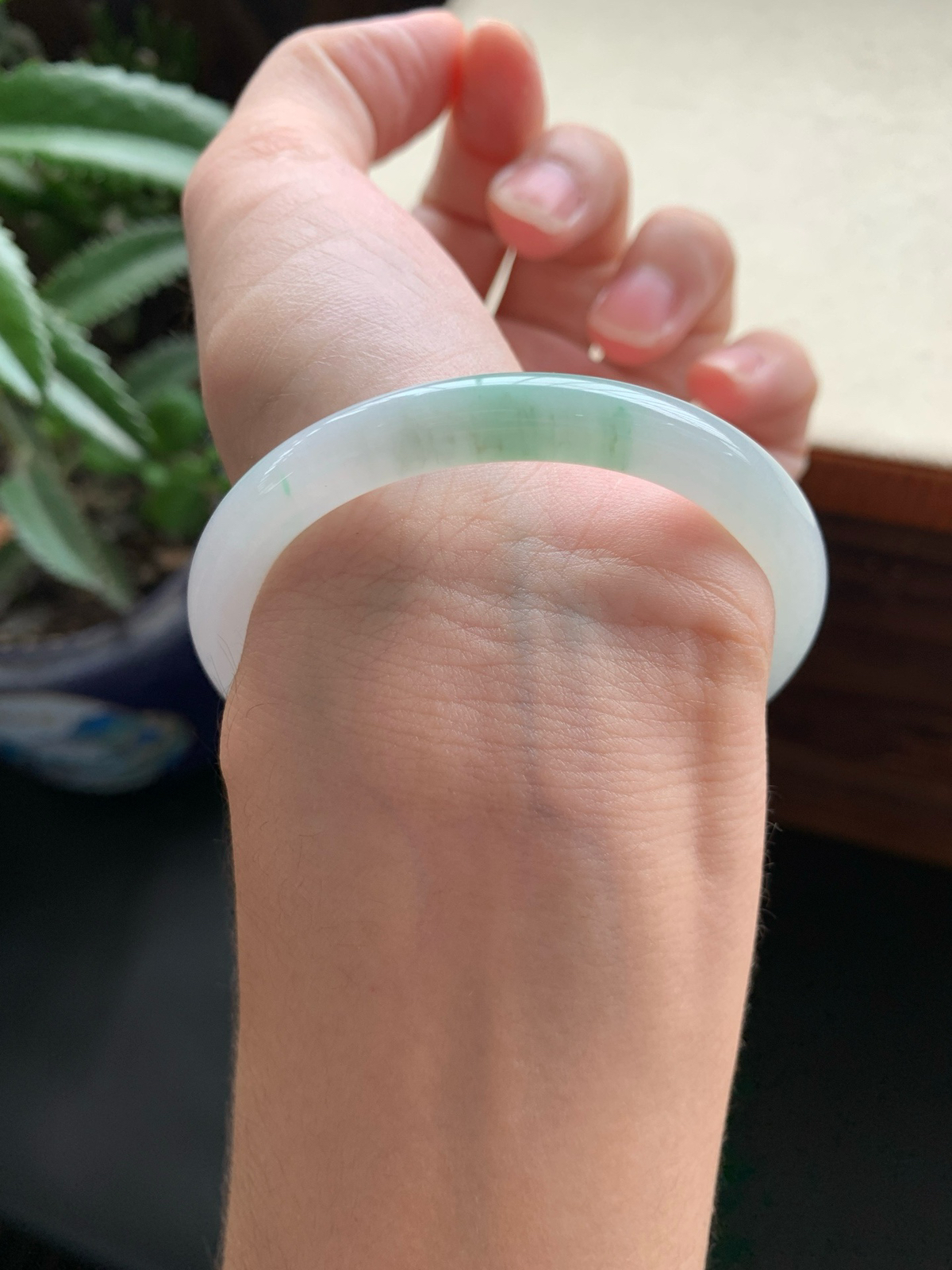 51圈口飘绿圆条手镯