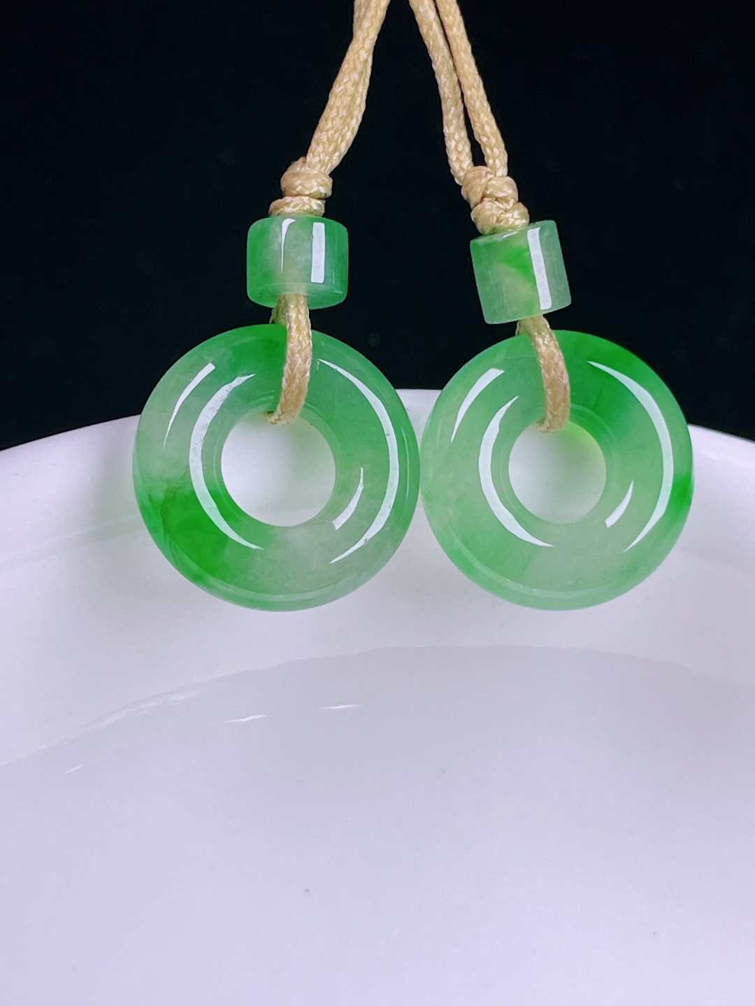 ️冰绿耳坠，老种起光 ，细底通透，尺寸：12.6/3.4mm0706
