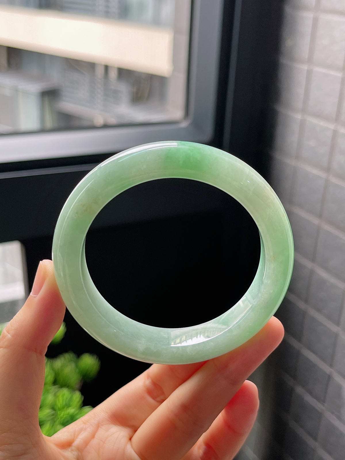 圈口55.4，糯化种果绿底翡翠正圈手镯