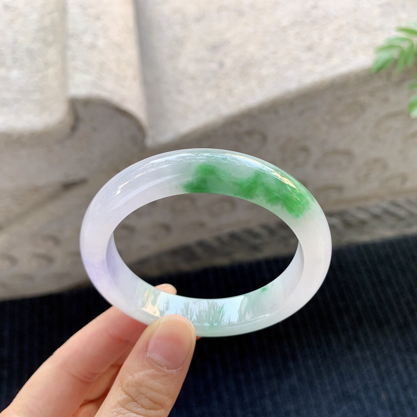 正圈52 53【圈口】53.4/11.6/8【编码】QX070557【描述】冰糯春彩，水润，种老，细腻，打灯有絮线