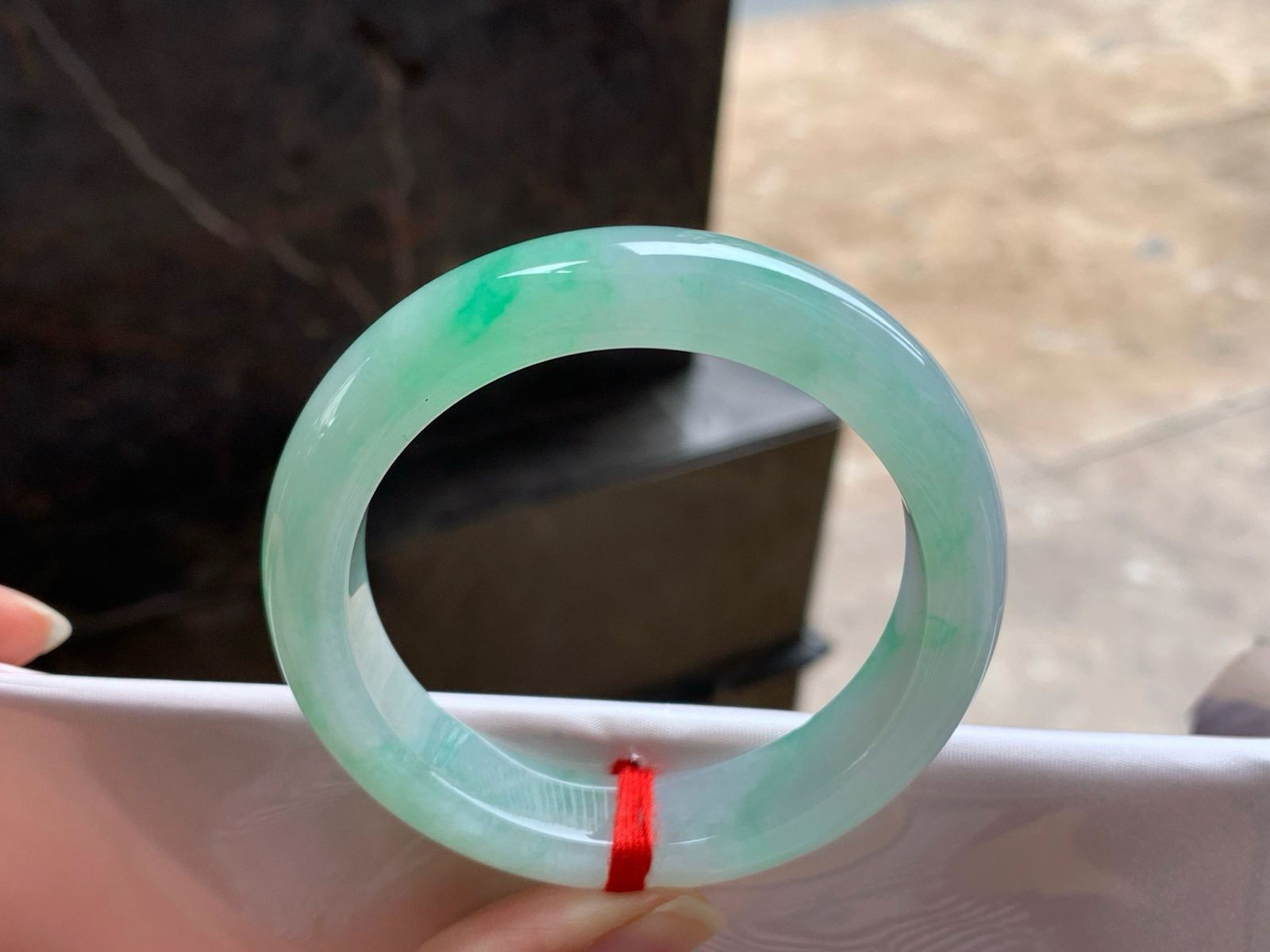 52.5-12.7-8.7mm
飘绿手镯^_^色阳 清新细腻