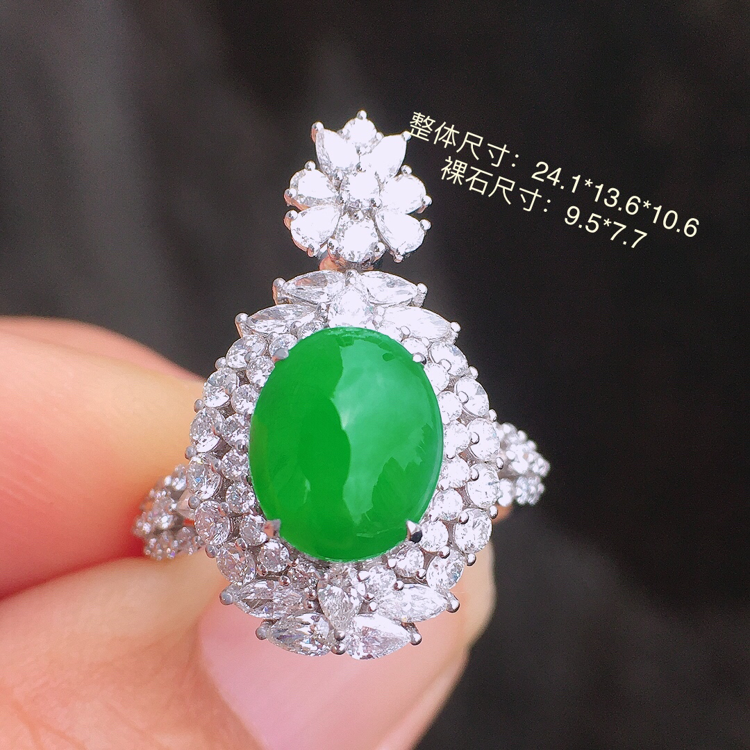阳绿蛋面戒指/吊坠两用款，色泽均匀艳丽，玉质细腻，荧光感超
强，饱满圆润，简单大方，尽显优雅气质，18k
金豪华镶嵌