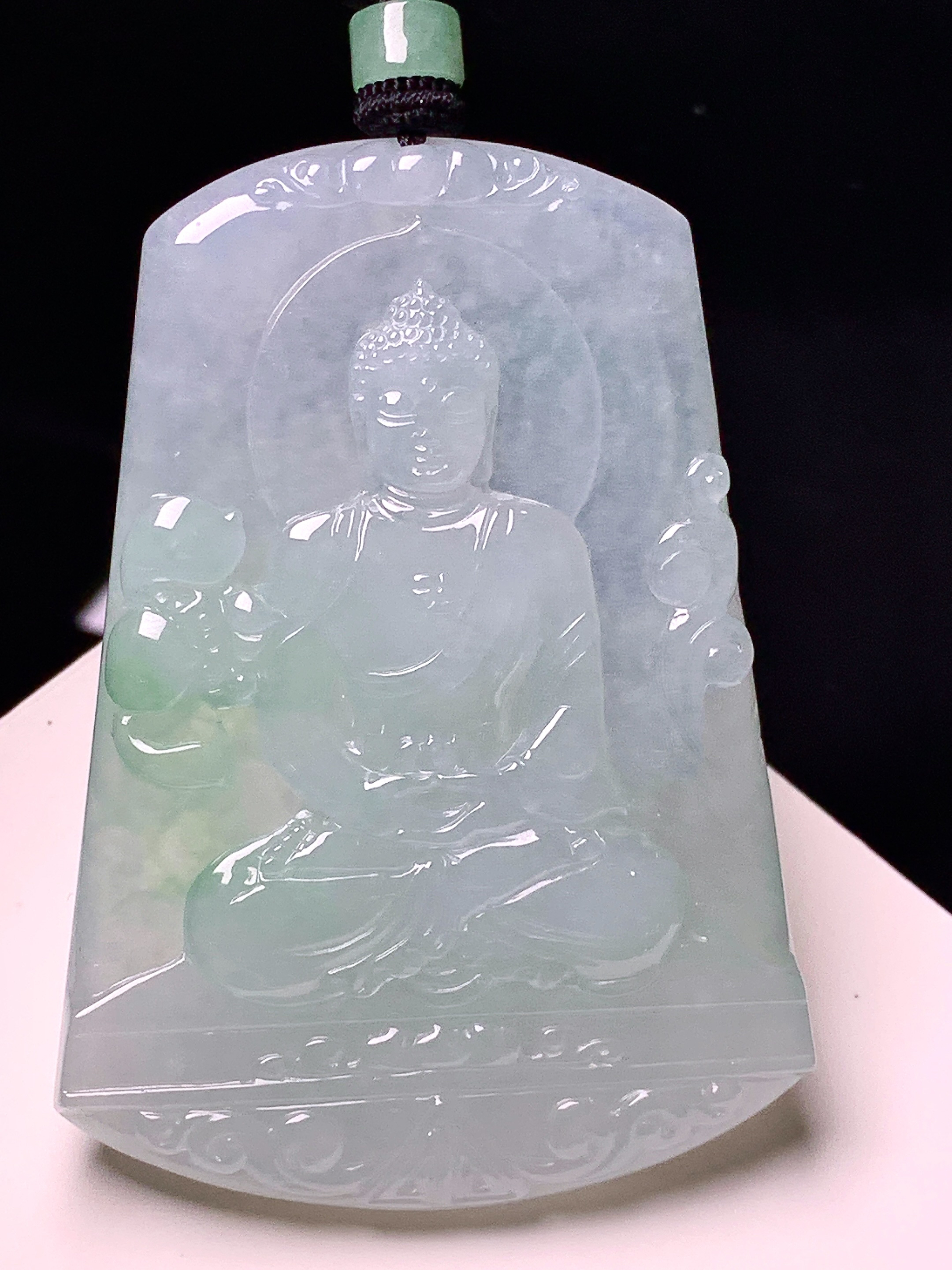 冰飘绿大日如来吊坠 玉质细腻 色泽艳丽清新 整体尺寸60.5*43*5.6 a2